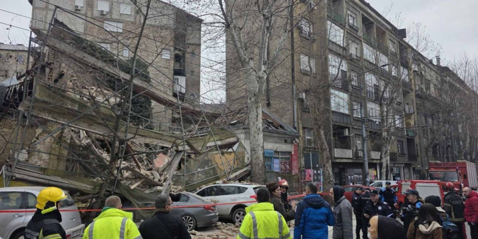 Prvi snimci urušavanja stare zgrade u Beogradu: Automobili potpuno uništeni, Hitna na terenu (FOTO/VIDEO)