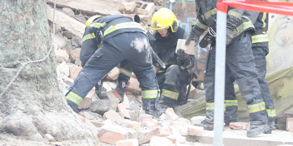 Žena umalo stradala: Par sekundi je delilo od smrti zbog urušavanja stare zgrade