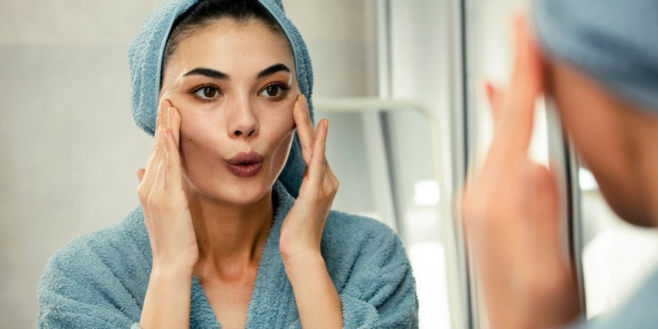 Zategnuto lice bez botoksa: Metoda koja topi bore je zaludela žene širom sveta (VIDEO)