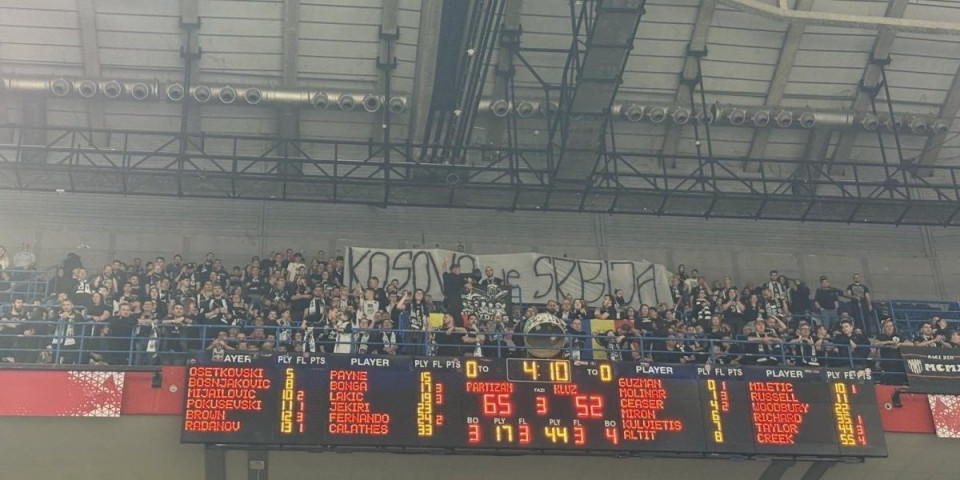 (FOTO) Grmelo je u Areni: "Kosovo je Srbija" – Rumuni dobili ovacije Partizanovih navijača