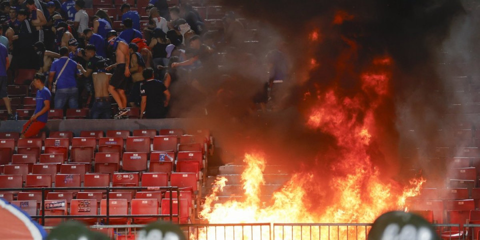 Haos u Čileu: Navijači zapalili tribine zbog uprave, meč hitno prekinut (VIDEO)