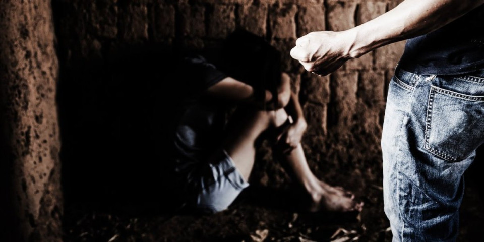 Horor nasred ulice u Kikindi! Golman udarao ženu rukama i nogama