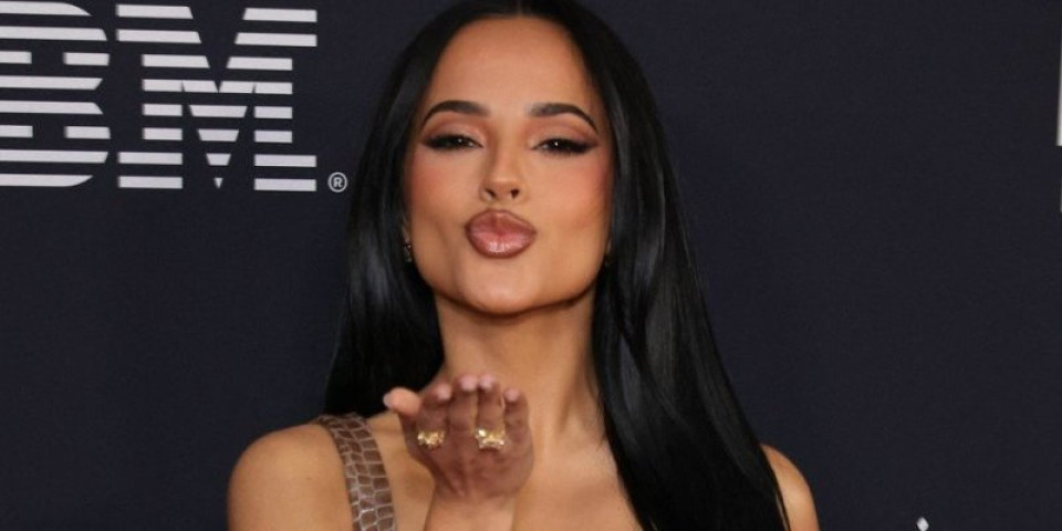 Kao da je izlivena od čokolade i karamele: Beki Dži i haljina koja hipnotiše (FOTO)