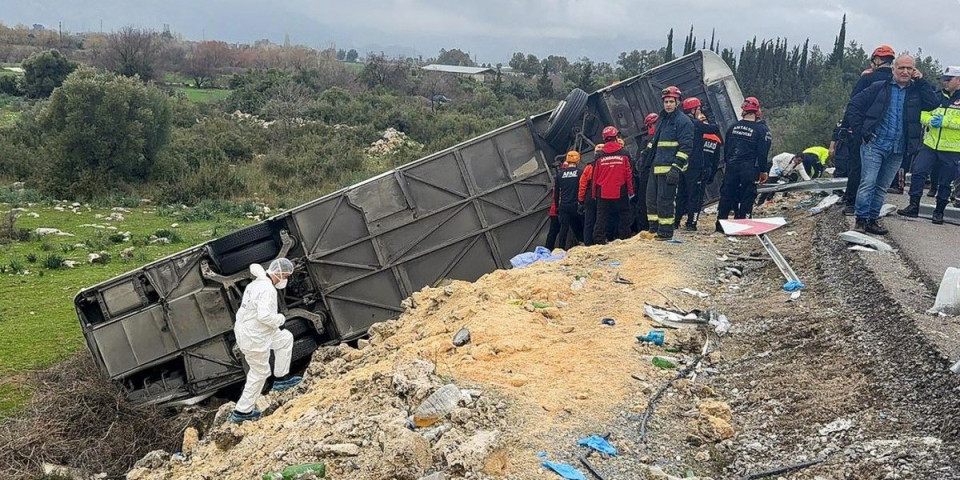 Crna nedelja! Krenuli na put, pa završili u provaliji - 16 žrtava u dve nesreće (FOTO)