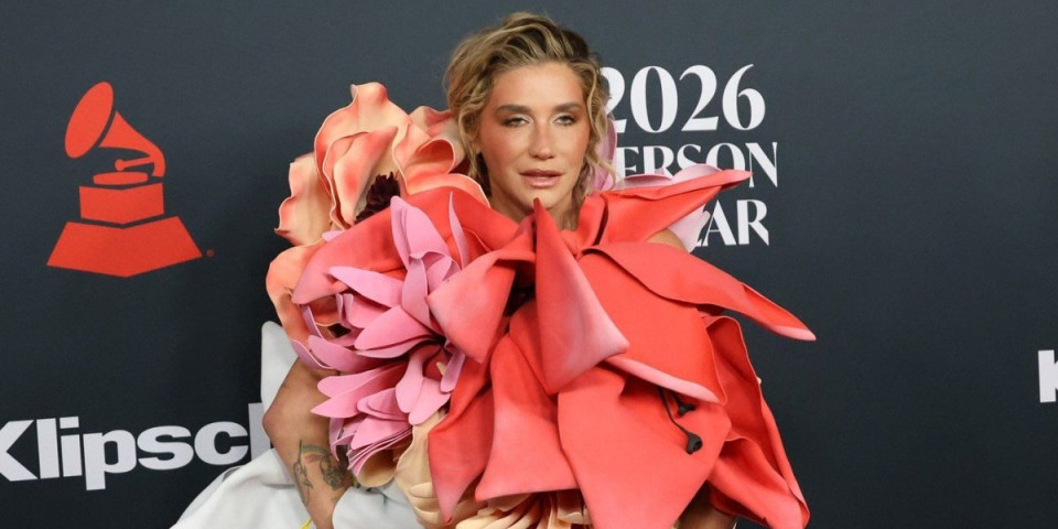 Haljina kakvu svet do sada nije video: Keša oduševila crveni tepih ekstravagantnim modelom (FOTO)