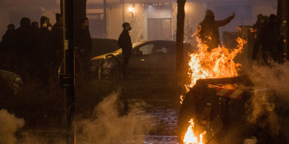 Horor scene iz Torina! Podivljali demonstranti napadaju sve živo - Brutalno pretučen policajac dok je ležao na zemlji (FOTO/VIDEO)
