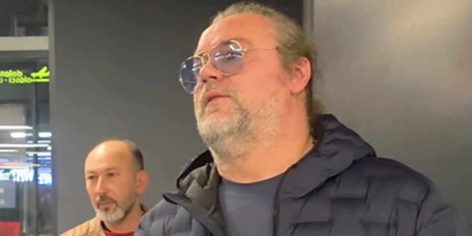 Novi skandal Željka Šašića - Pevač se plazio i dobacivao novinarima na aerodromu