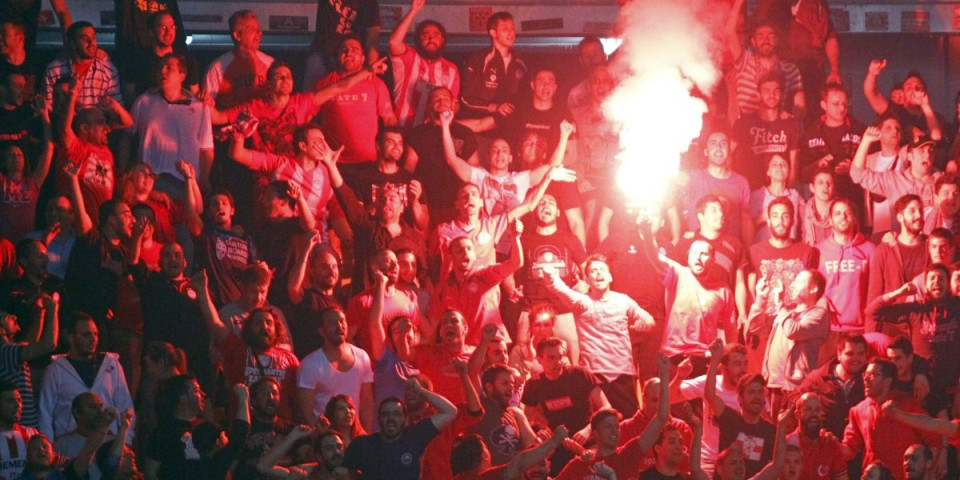 (VIDEO) Da se naježiš - Crveno-beli odali počast tragično stradalim navijačima PAOK-a