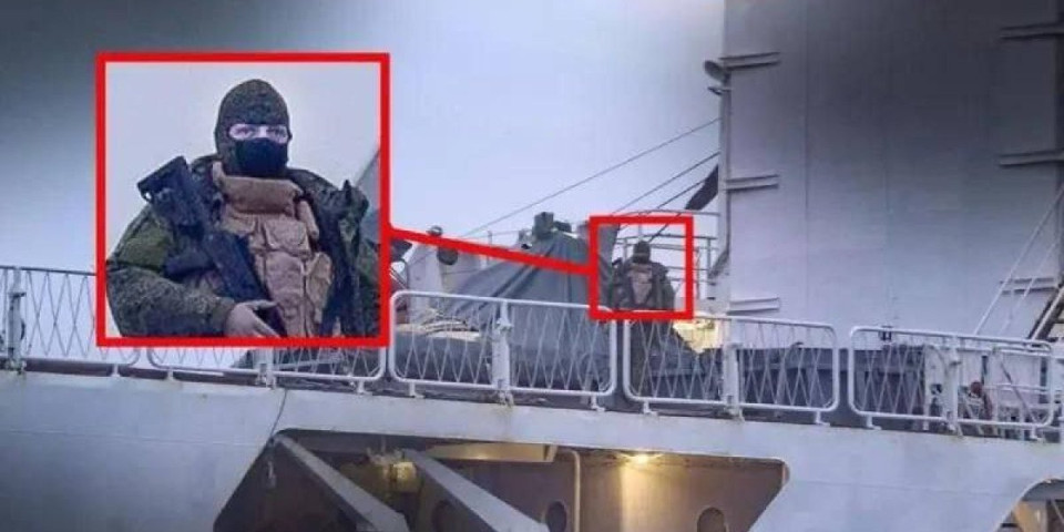 (FOTO) Kuda su ovo pošli ruski brodovi?! Naoružani ljudi primećeni na palubi, hitno se oglasila NATO mornarica