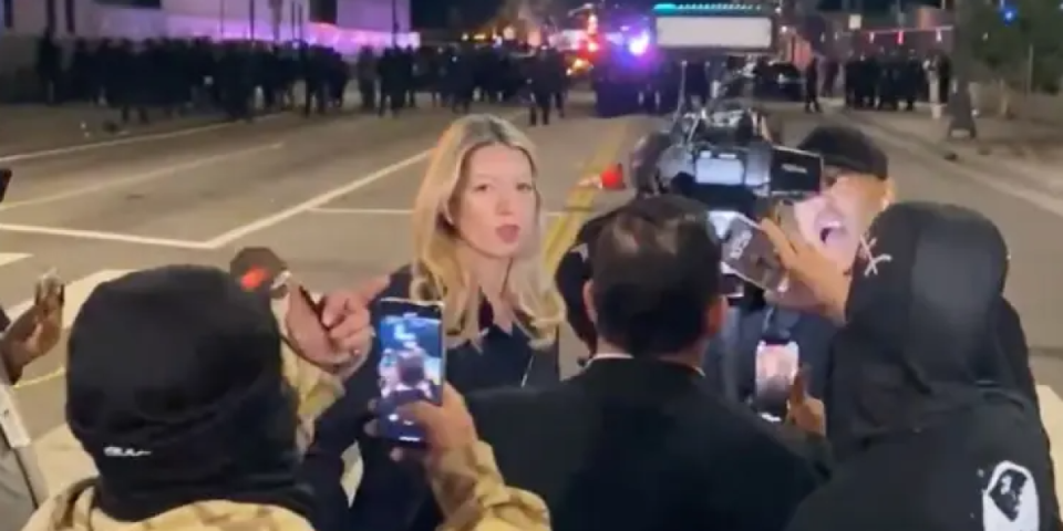 (VIDEO) Jeziv snimak! Divljaci opkolili novinarku i započeli teror: Strašne scene sa ulica Los Anđelesa, Amerika klizi u sveopšti građanski rat