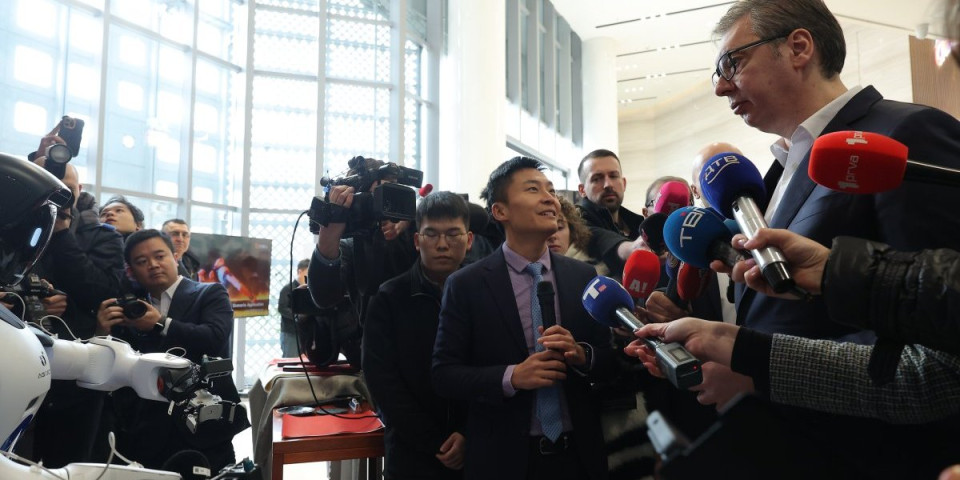Na sledećoj vojnoj paradi u Srbiji biće na hiljade robota - Predsednik Srbije poručio: Imamo čelično prijateljstvo s Kinom (VIDEO)