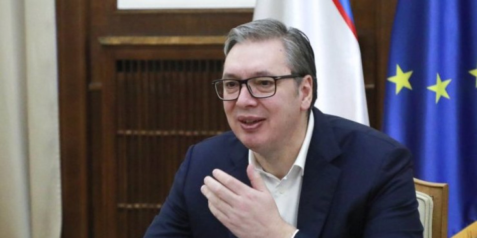 Vučić objavio novu fotografiju iz Novog Sada: Pogledajte gde sedi i sa kim - narod oduševljen (FOTO)