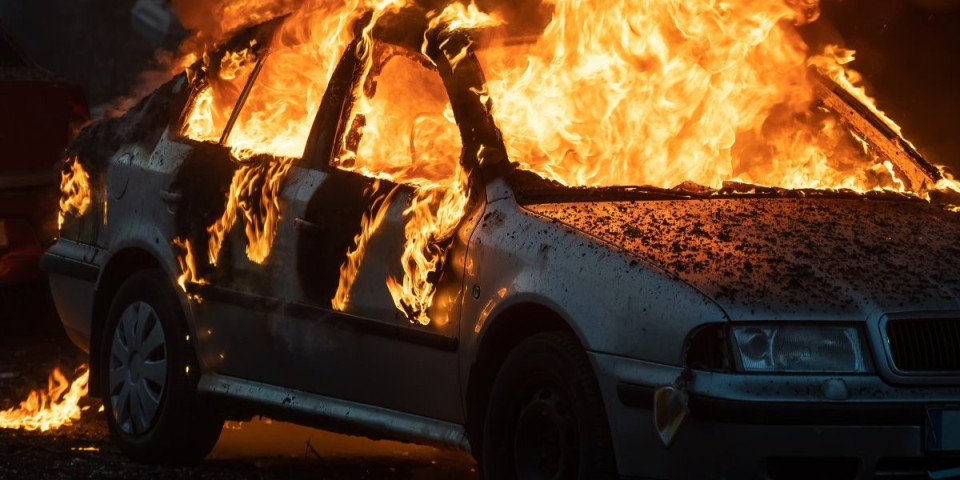 Treći put u tri meseca zapaljeni automobili na Voždovcu: Meta napada žena?