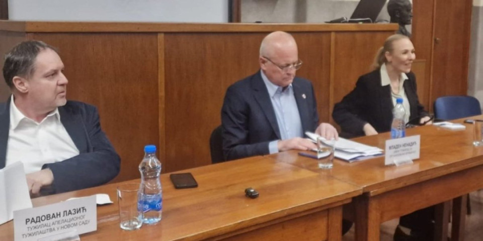 Šatro tribina: Organizovan politički skup na Pravnom fakultetu - blokaderi pomno slušaju svog vođu Nenadića (FOTO)