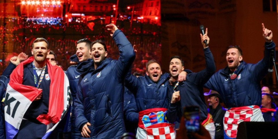 Srbi, šta vam nije jasno? Koljački pokliči pred očima Evrope (FOTO/VIDEO)