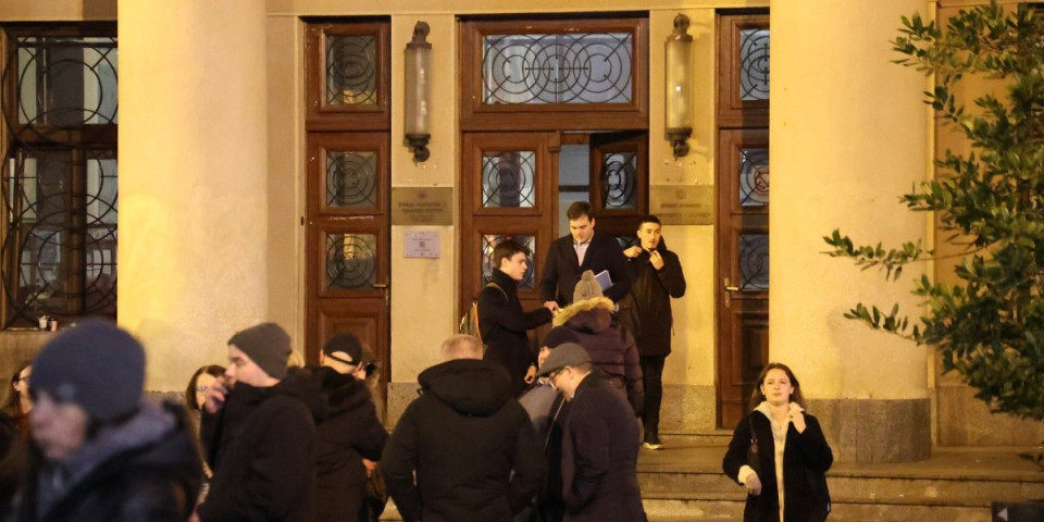 Otkriveni detalji političkog skupa pod maskom tribije: Nenadić naredio zabranu kamera i izvrdao pitanja Informera (VIDEO)