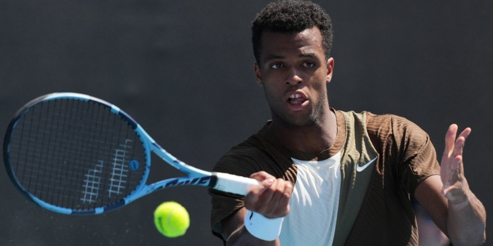 Šta uradi, čoveče?! Teniser sam sebe povredio na bizaran način, ovako nešto još niste videli (VIDEO)