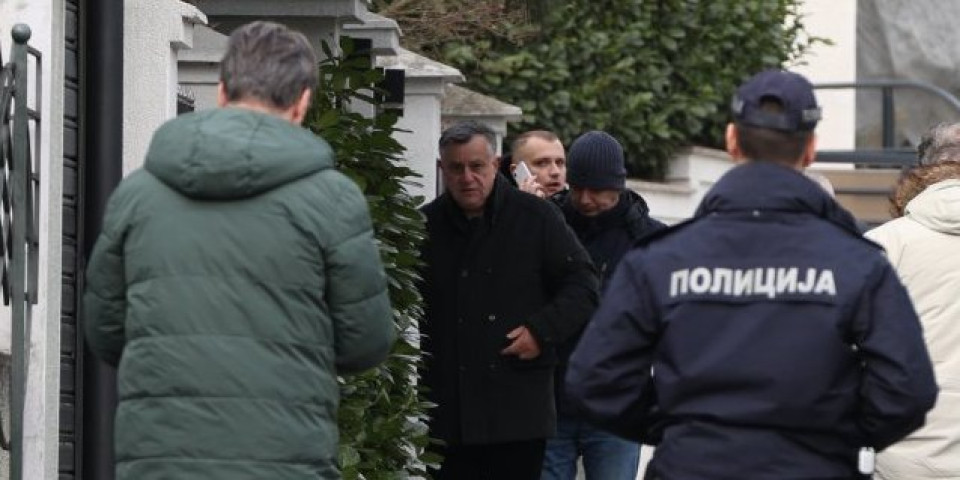 "Nadam se da nisam meta": Oglasio se Čolin bivši menadžer nakon bačene bombe na kuću pevača