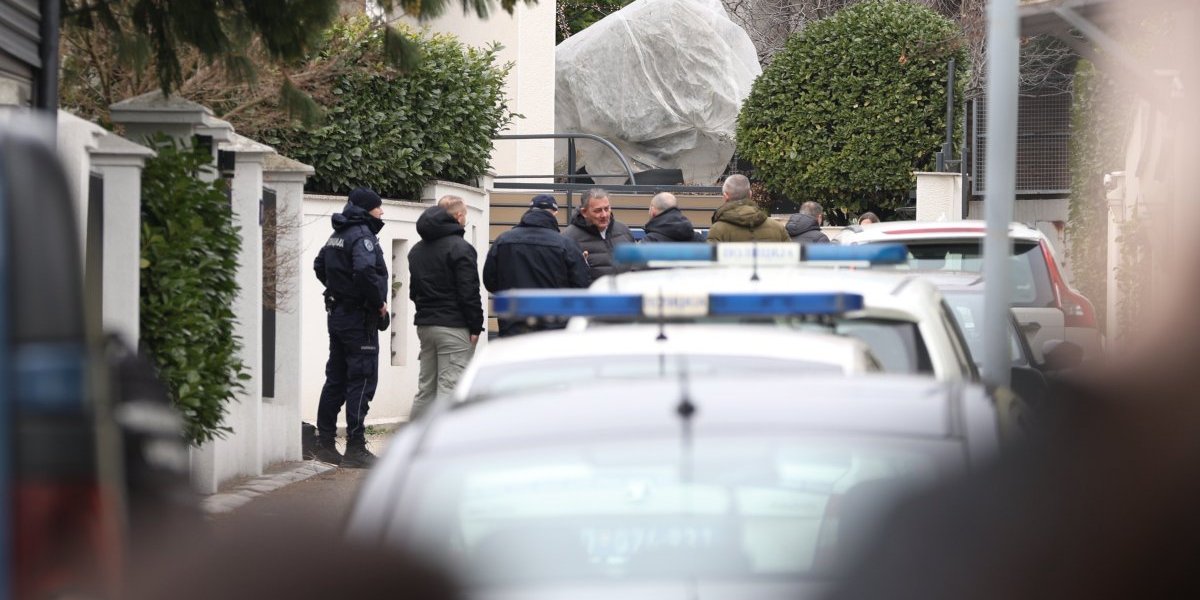 Policija ispred kuće Zdravka Čolića