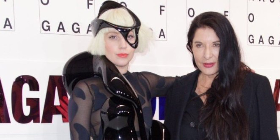 Marina Abramović i Lejdi Gaga jele leš: Prizor koji je sve zgadio (FOTO)