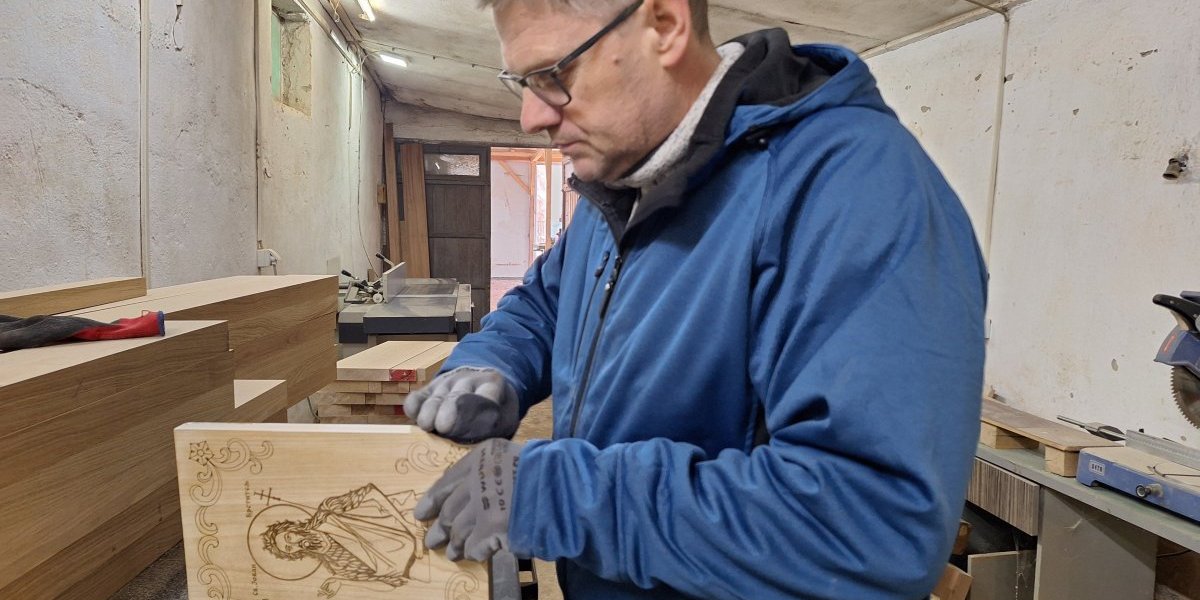 Ivan Mitić je zavoleo duborez i posvetio se izradi predmeta za crkvu