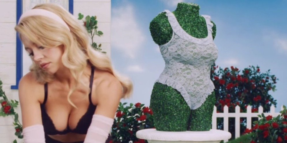 Sidni Svini zalivala cveće u tangama: Sevnula obla zadnjica, a grudi iskipele uz uskog brushaltera (FOTO)