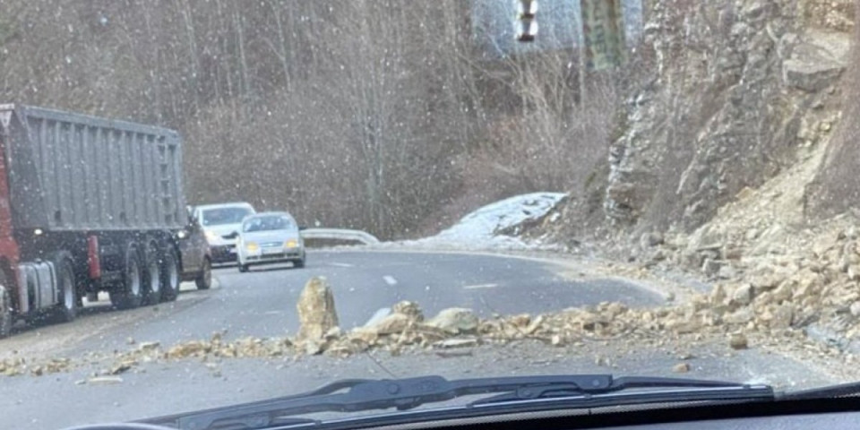 Blokiran regionalni put ka Priboju: Kolone vozila u oba smera