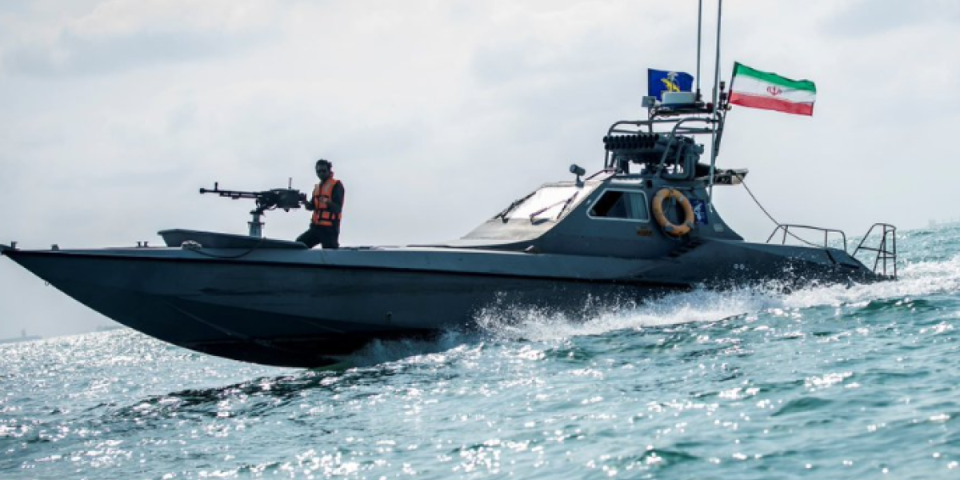 Drama u Ormuskom moreuzu: Iranski naoružani čamci opkolili američki tanker - ratni brod SAD sprečio otmicu