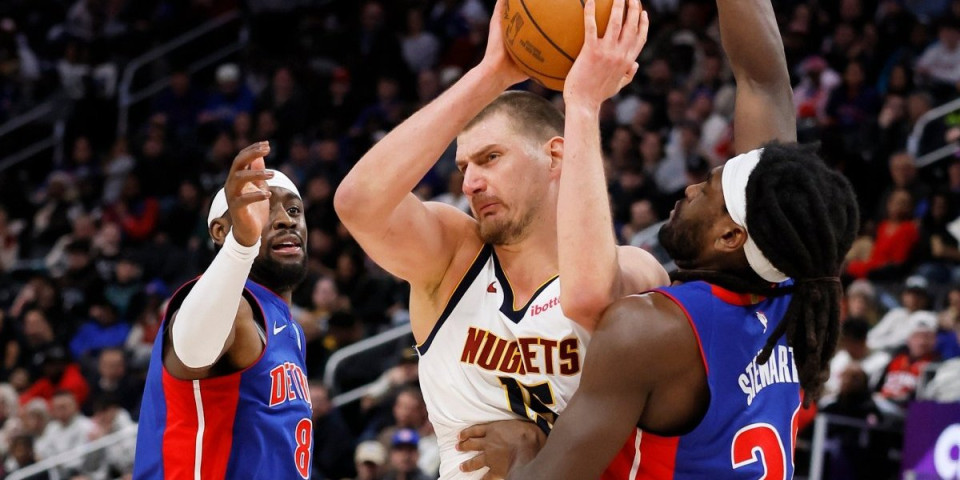 Uhvatio Jokića za međunožje: Srbin pao na parket u bolovima, podlim potezima se služe (VIDEO)