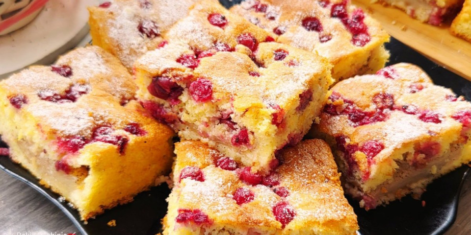 Voćni kolač sa grizom: Sočna poslastica koja osvaja na prvi zalogaj (VIDEO)