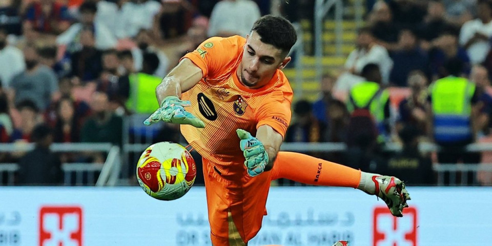 Majko mila šta je čovek uradio: Golman potezom zgranuo navijače Barselone (VIDEO)