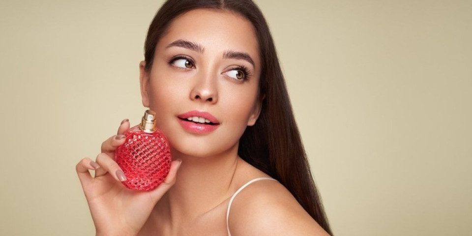 Parfem vam brzo ispari? Trik od 3 prskanja uz koji miris traje duže tokom dana