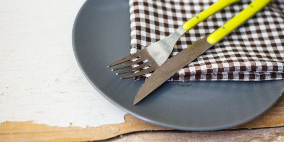 Položaj pribora za jelo u vašem tanjiru govori mnogo - evo šta time poručujemo konobarima