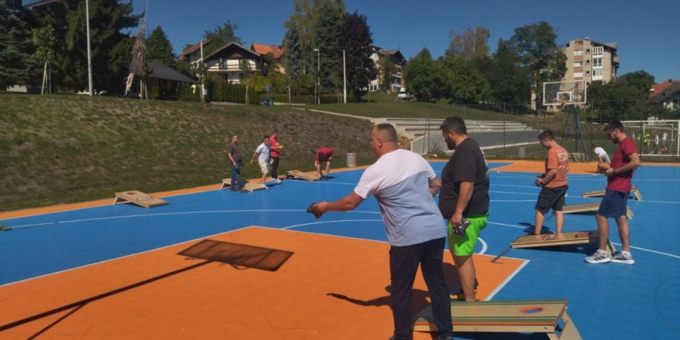 Kornhol stigao na Zlatibor! Novi sport zaludeo Srbe, evo kako se igra