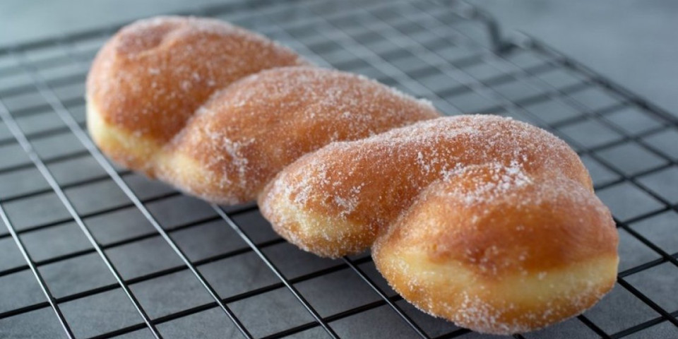 Uvijene krofne, još ukusnije od klasičnih: Posute sitnim šećerom i meke kao duša