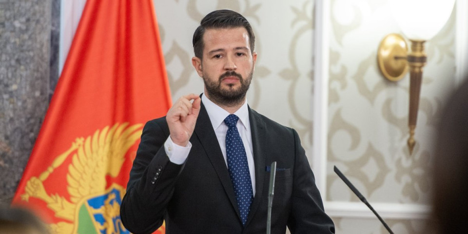 Crni kukavče, obruka sve: Neka neko javi Milatoviću da se Veliki petak ne čestita