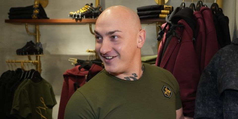 "Prodao sam stan i preselio se u auto": Desingerica pokazao zlatnu mašinu - Samo jedan detalj 4.000 evra