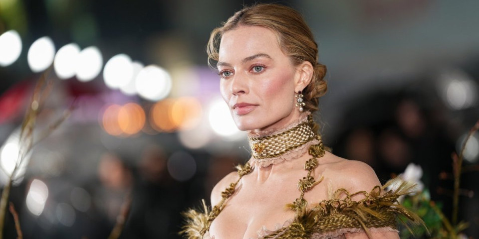 Margo Robi u goloj haljini zasenila svet: Pletenicama prekrila intimne delove - nikad izazovnija (FOTO)