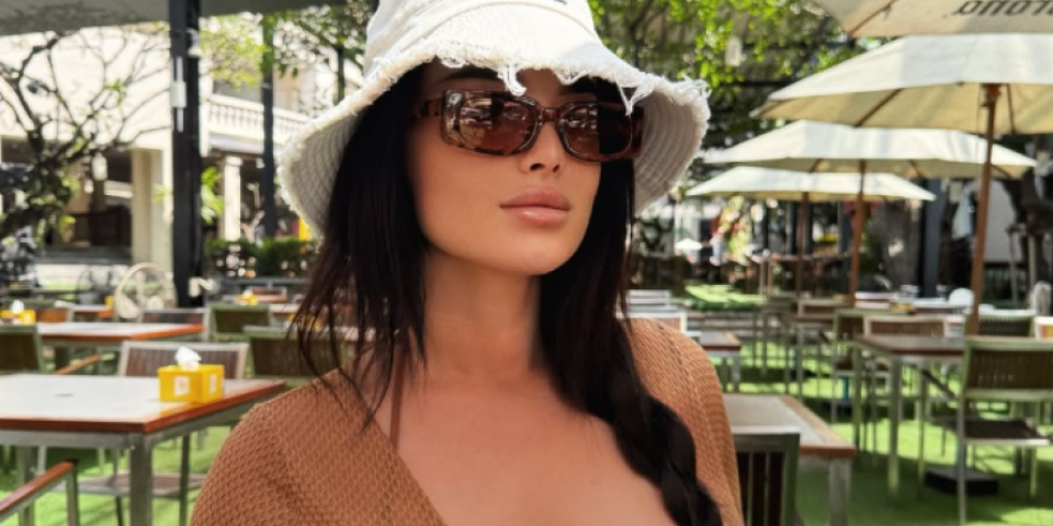 Ona je vlasnica najvećih grudi na estradi: Od ovog dekoltea će vam se zavrteti u glavi (VIDEO)