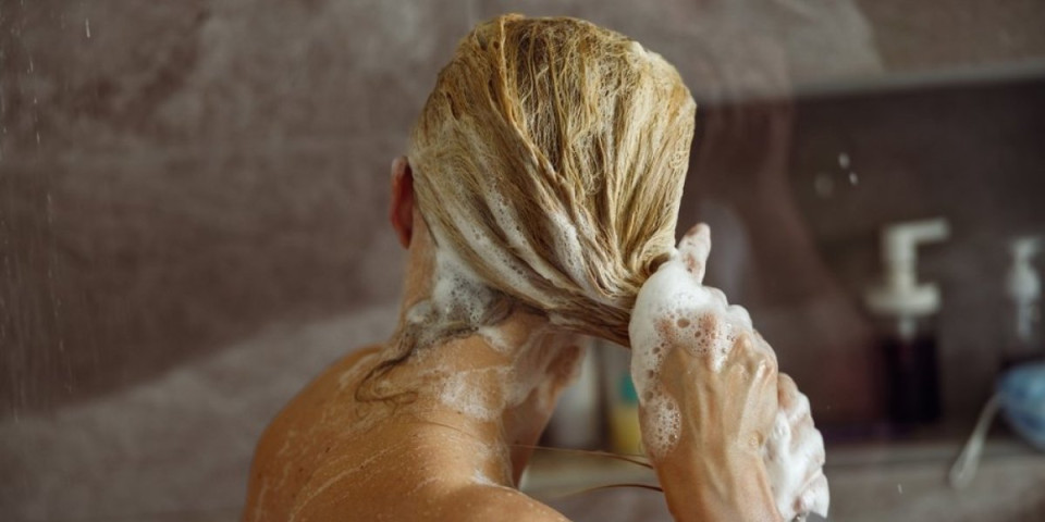 Svi pogrešno peremo kosu: Frizerka otkrila trik uz koji će uvek biti dubinski čista (VIDEO)