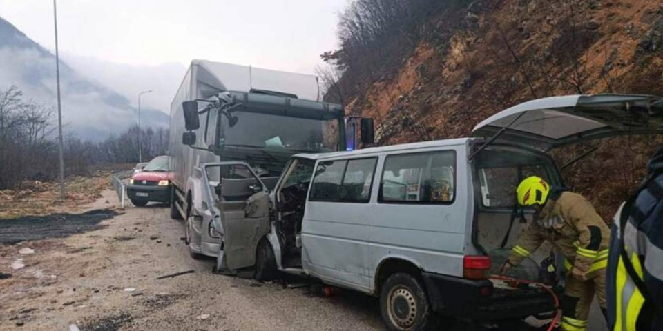 U sudaru kamiona i kombija poginula planinarka! Ostalih osam članova Kluba povređeno