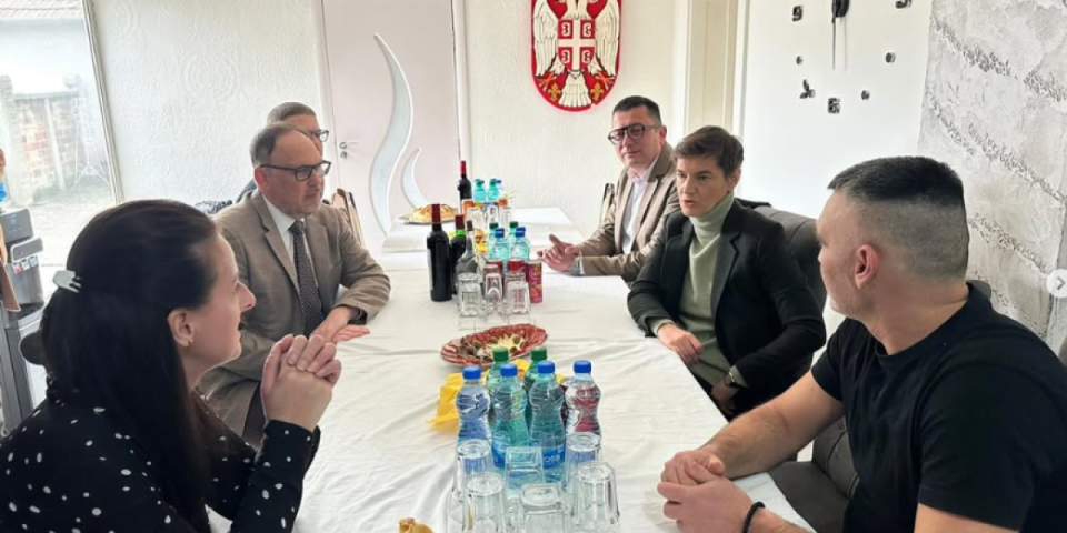 Država podržava mlade bračne parove: Ana Brnabić posetila porodicu Premović - Evo kako sada izgleda njihov život na selu (FOTO)