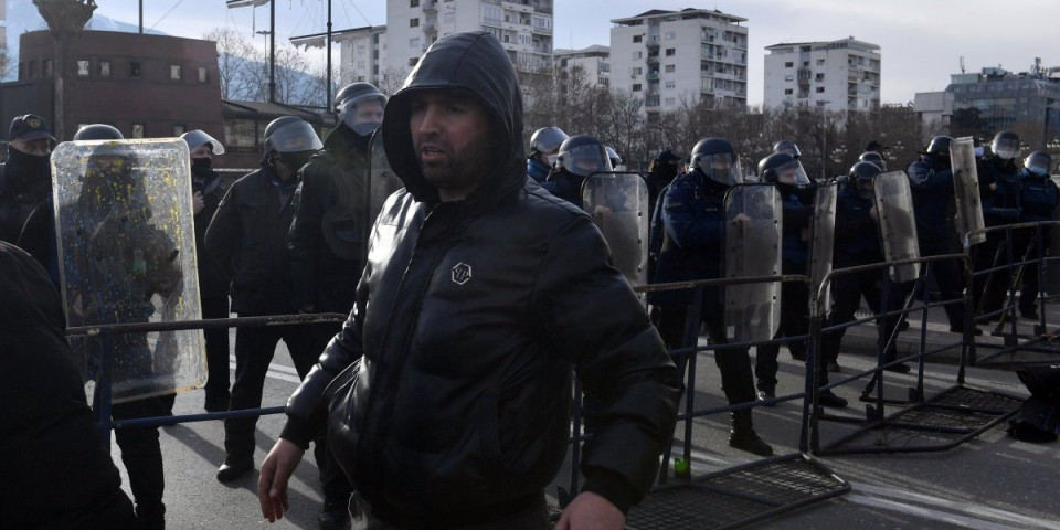 Haos u Makedoniji: Gore gume na autoputevima, blokirani gradovi – isplivao bizaran zahtev demonstranata (VIDEO)