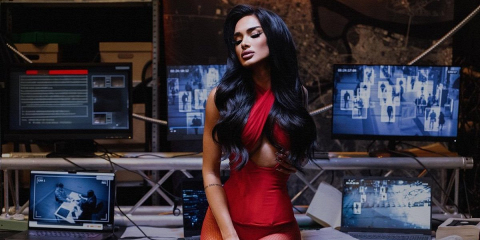 Krupan kadar zadnjice ubrzava disanje: Seksijeva devojka vrelim kadrovima ruši internet