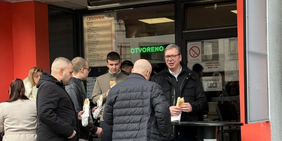 "Jutarnji sendvič sa Milošem i njegovim sinovima": Vučić se oglasio iz Novog Sada (FOTO)
