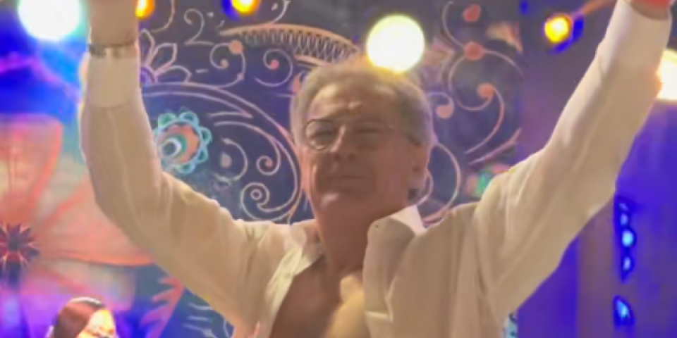 Raspojasanog Mamića obezbeđenje skidalo sa stola - Lumpovao do kasno u noć (VIDEO)