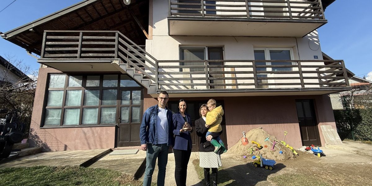 Porodica Bošković ispred novog doma sa ministarkom Jelenom Žarić Kovačević