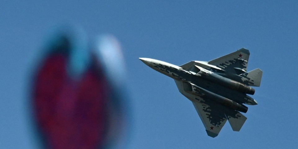 (VIDEO) Šok za Amere! Ruski Su-57 primećen na drugom kraju sveta: Snimci obišli planetu, Putinov potez izazvao veliku pometnju