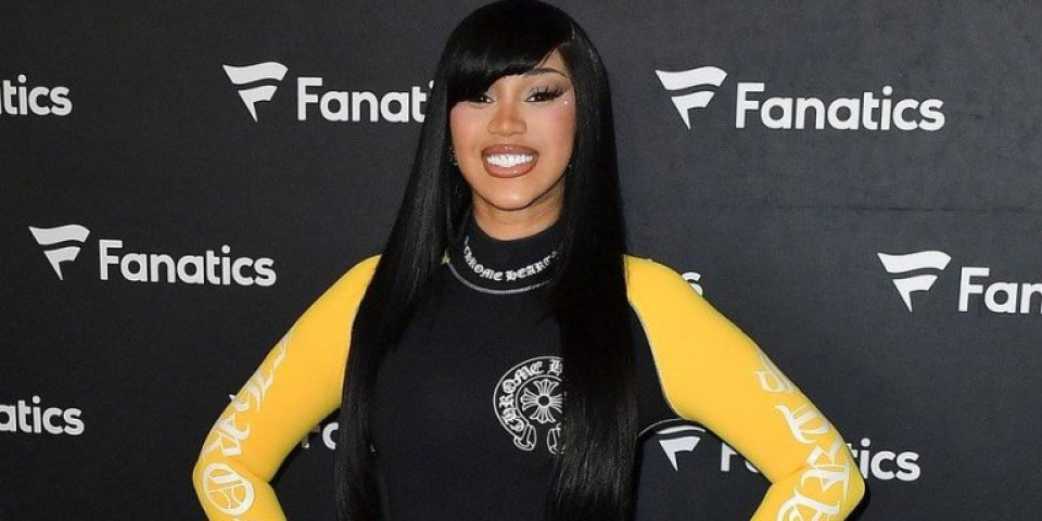 Kakav blam - Reperka se uvijala oko robota pa pala: Ceo svet bruji o hit snimku (VIDEO)