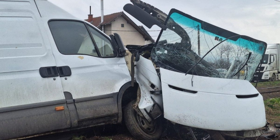 Strašna nesreća na pružnom prelazu kod Čačka: Kombi potpuno uništen, jedna osoba poginula